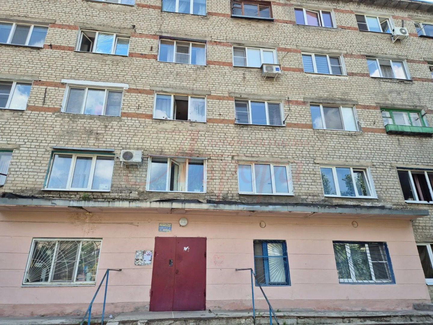Продаю комнату в общежитии коридорного типа. Комната разделена на две зоны. 
Санузел и общая кухня на этаже. В комнату подведена вода и сделан косметический ремонт. 
Отказы от соседей собирать не нужно.