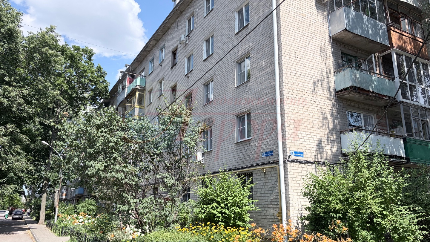 Продаю 1к квартира с мебелью и техникой рядом со Строительным Университетом!
- комната 17.5м² с выходом на балкон ( застеклен) 
- кухня 5.5м²
- сан. узел совмещённый. 
Квартира в жилом состоянии: пластиковые окна, новая входная дверь. 
Не угловая, не торцевая. Подъезд без посторонних запахов. Кирпич