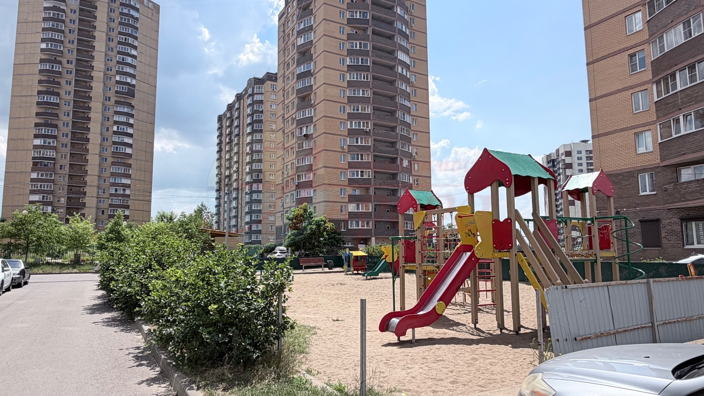 Продаю квартиру- студию 36.5м² в ЖК « Звёздный».

Квартира легко зонируется на просторную жилую зону, отдельную кухню и небольшую прихожую.  
· Балкон выходит из комнаты  
· Лоджия объединена с кухонной зоной. 
· Совмещённый санузел  

Квартира будет полностью освобождена от мебели. Тамбур на две кв