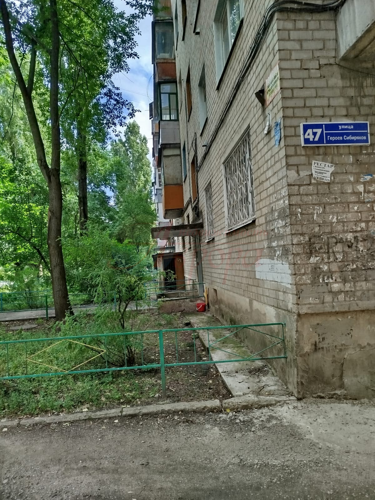 Ищете квартиру, где спокойно, удобно и всё необходимое рядом? Возможно, это именно ваш вариант!

Продаётся 2-комнатная квартира в кооперативном доме в районе с развитой инфраструктурой.

✔ О доме и расположении:
Дом находится на второй линии от дороги — здесь значительно тише, нет постоянного шума м