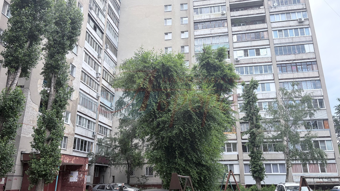 Продаю 2х комнатную квартиру в кирпичном доме с очень редкой и практичной планировкой для жизни!

- 2 изолированные комнаты. 
Спальня 10.9м², зал 19.6м² с двумя огромными окнами и выходом на шикарную лоджию после капитального ремонта: выполнено комплексное утепление ( стены, пол, потолок), качествен