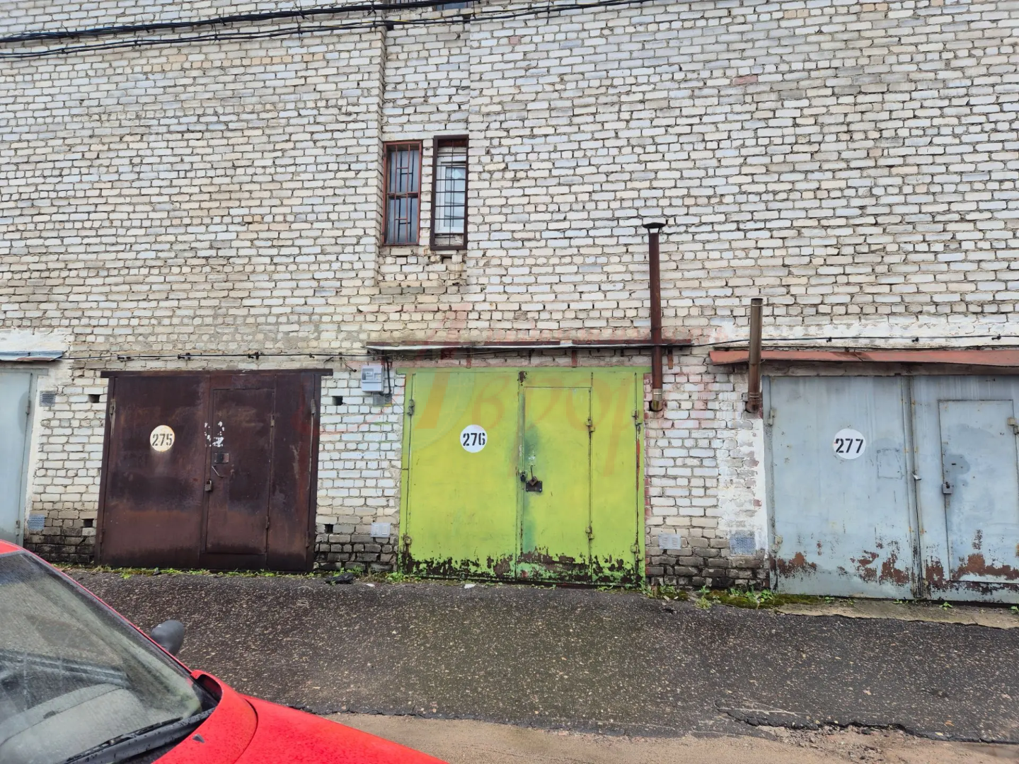 Продаю капитальный гараж 6×3,4 кв.м. в ГСК«Волна» улица Антонова-Овсеенко 36Д
К гаражу ведет отличный подъезд. 
Расположен гараж на первом этаже кирпичного блока в непосредственной близости от въезда в кооператив. 
В гараже имеется подвал с люком и смотровая яма: 21,2 кв м гараж, 20,1кв м подвал.