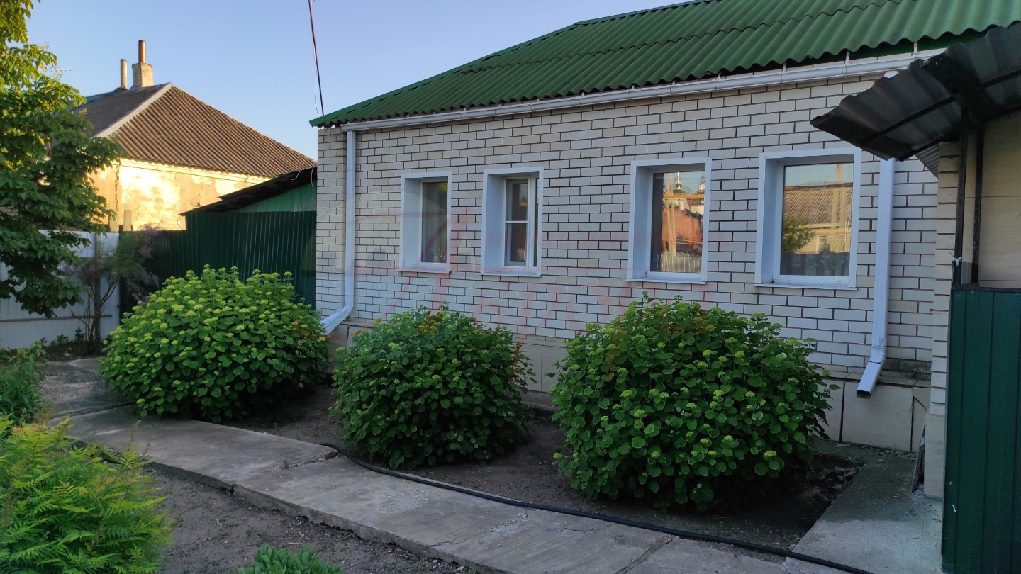 Иногда для счастья не нужны сотни квадратных метров. Достаточно места, где по утрам можно выйти во двор с чашкой кофе, летом собрать близких на пикник, а вечером просто наслаждаться тишиной после насыщенного дня.

Именно такой дом мы предлагаем вашему вниманию.
 Дом расположен на просторном участке 