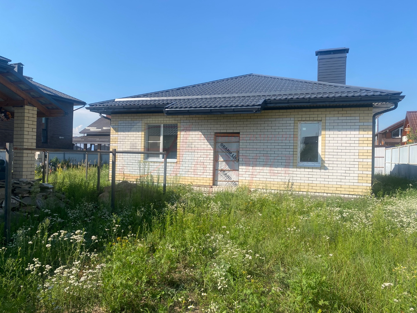 Продается дом в Медовке общей площадью 94 кв.м. на участке 5 соток, в коттеджном поселке 
«Изумрудный». Закрытая территория посёлка, въезд через кпп.
Коммунальные 1500 рублей / месяц (вывоз мусора, расчистка улиц от снега, охрана, освещение). В доме 2  раздельные комнаты(15 и 15,6 кв.м.), кухни-гост