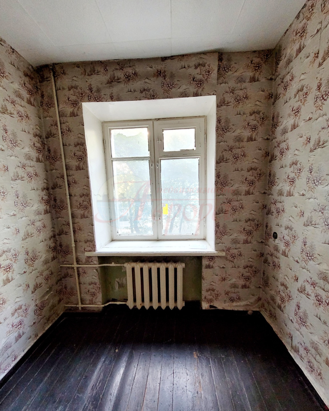Продаю двух комнатную квартиру на первом этаже, теплая, сухая, светлая, окна во двор, все коммуникации в рабочем состоянии, освобождена, ключи в день сделки, один собственник, вся сумма в договоре, подходит под ипотеку, возможен разумный торг.