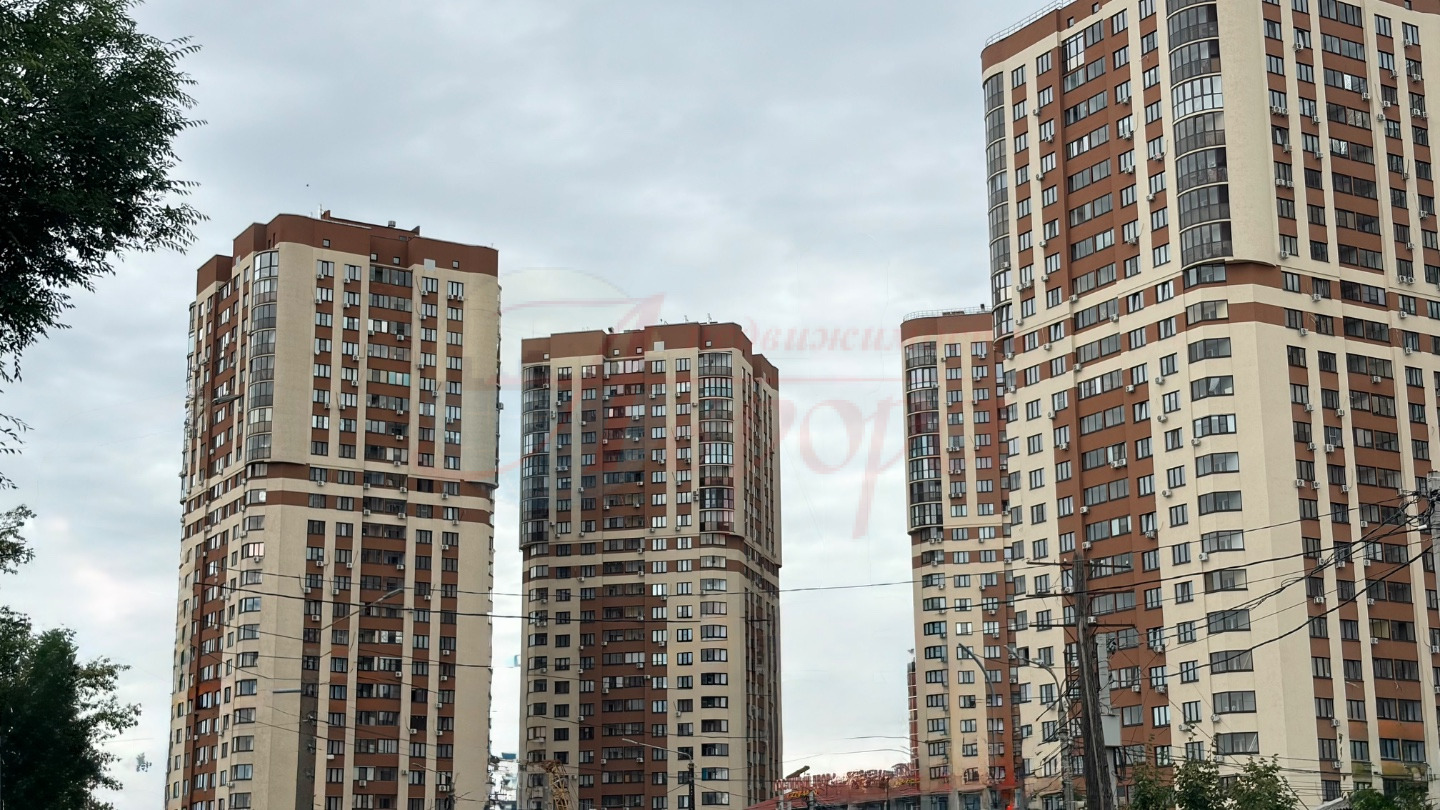 Продаю 1к квартиру в Жк «Высота» в районе Цирка.
- общая площадь  40,9м² без учёта лоджии
- комната 17.5м²
- кухня 11м² с выходом на большую лоджию
- просторная прихожая 8м²
- совмещённый санузел

Предчистовая отделка. Высокие потолки 2.78м

Дом 2023 г. п. Очень тёплый, с  хорошей шумоизоляцией.
- с
