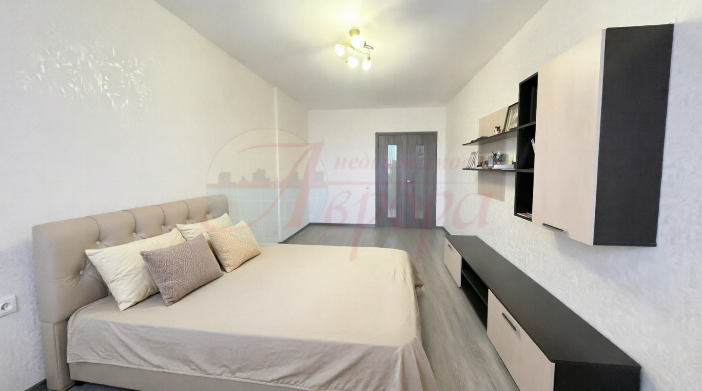 Продаю 1к квартиру с мебелью в кирпичном доме 2013г.п. 
- комната 17.1м²
- просторная кухня 9.8м² с выходом на лоджию. 
- сан. уз совмещённый
- большой хол 8.8м² со встроенным шкафом для хранения вещей. 
- эффект теплых полов в прихожей и сан. узле. 

 Квартира очень тёплая. Не угловая, не торцевая
